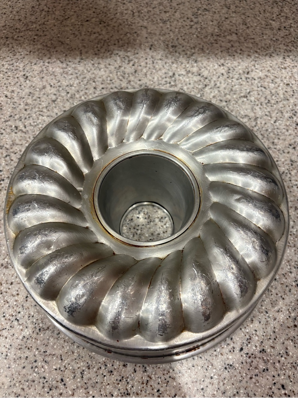 Vintage  fluted aluminum Bundt cake pan - Picture 7 of 7